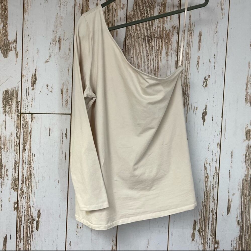 torrid, Asymmetrical One Sleeve Long Sleeve Shirt. Size 2(18/20). Excellent cond